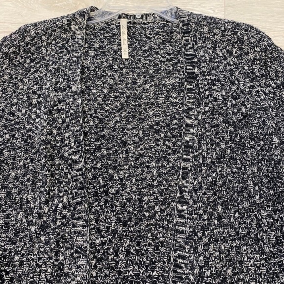 Leo and Nicole Black Long Cardigan Sweater M - Picture 8 of 12